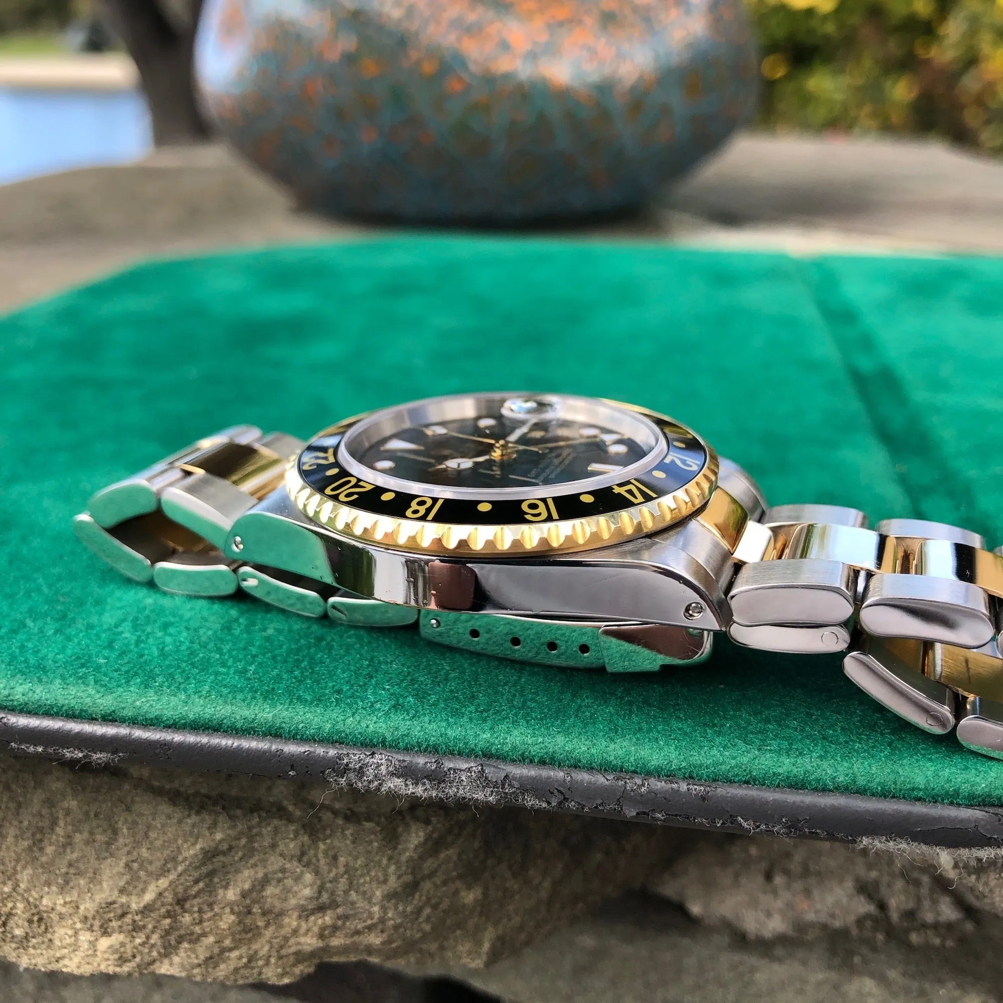 1997 Rolex GMT MASTER II 16713 Steel Gold Oyster Two Tone Black Wristwatch Box Papers
