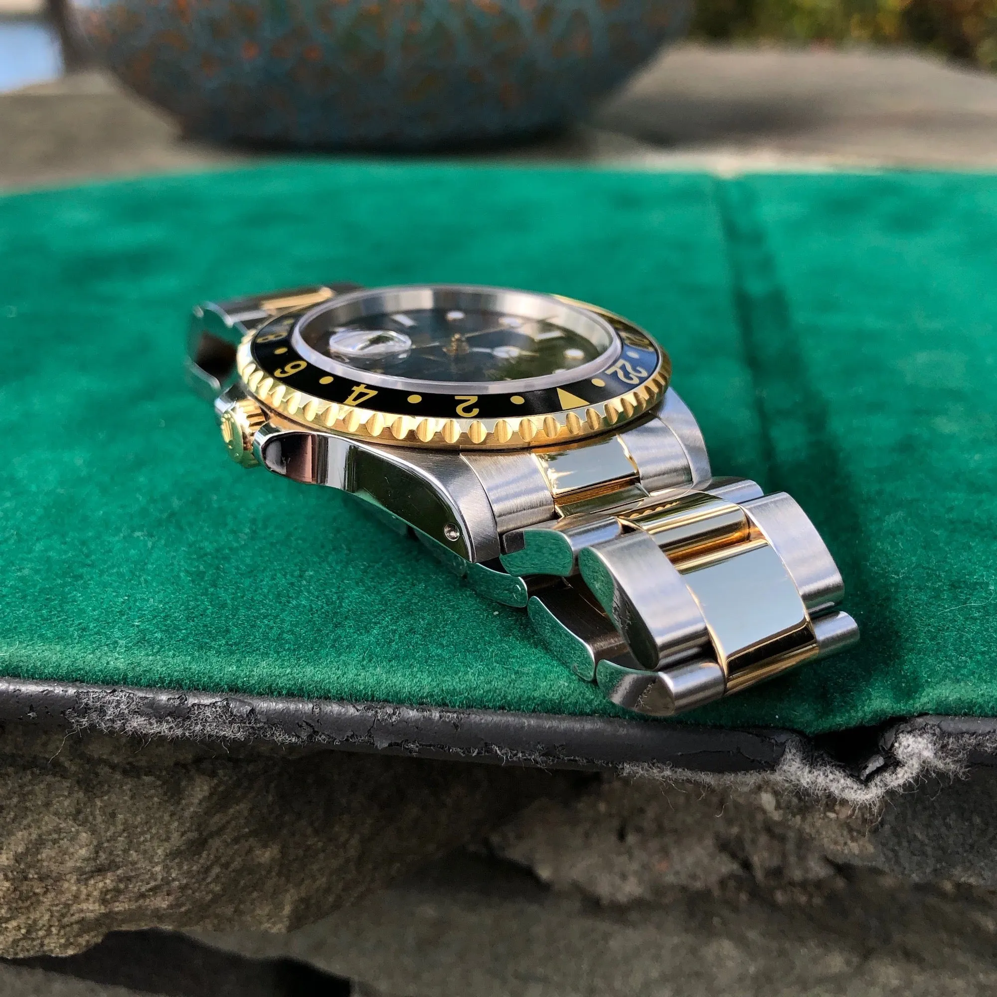 1997 Rolex GMT MASTER II 16713 Steel Gold Oyster Two Tone Black Wristwatch Box Papers