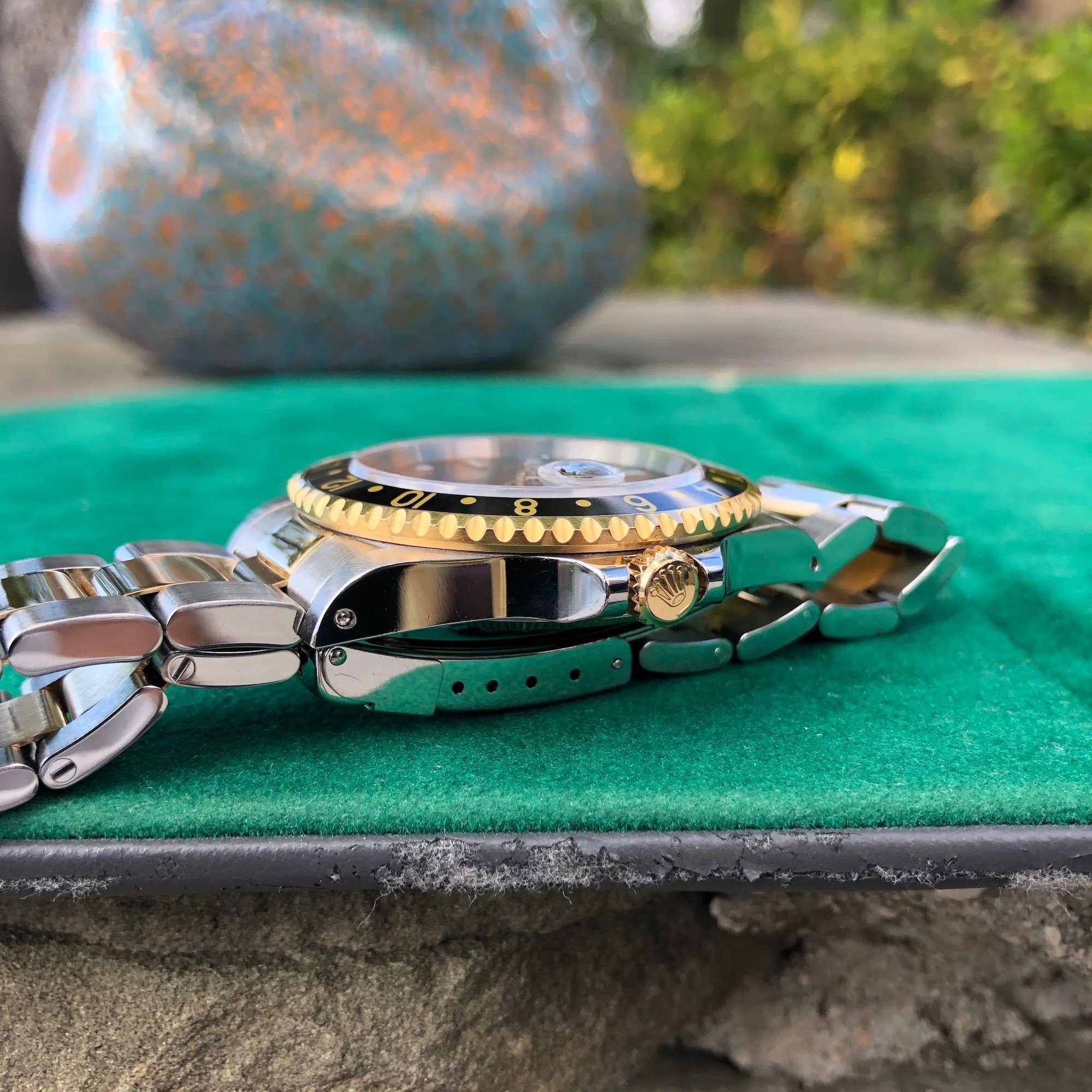 1997 Rolex GMT MASTER II 16713 Steel Gold Oyster Two Tone Black Wristwatch Box Papers