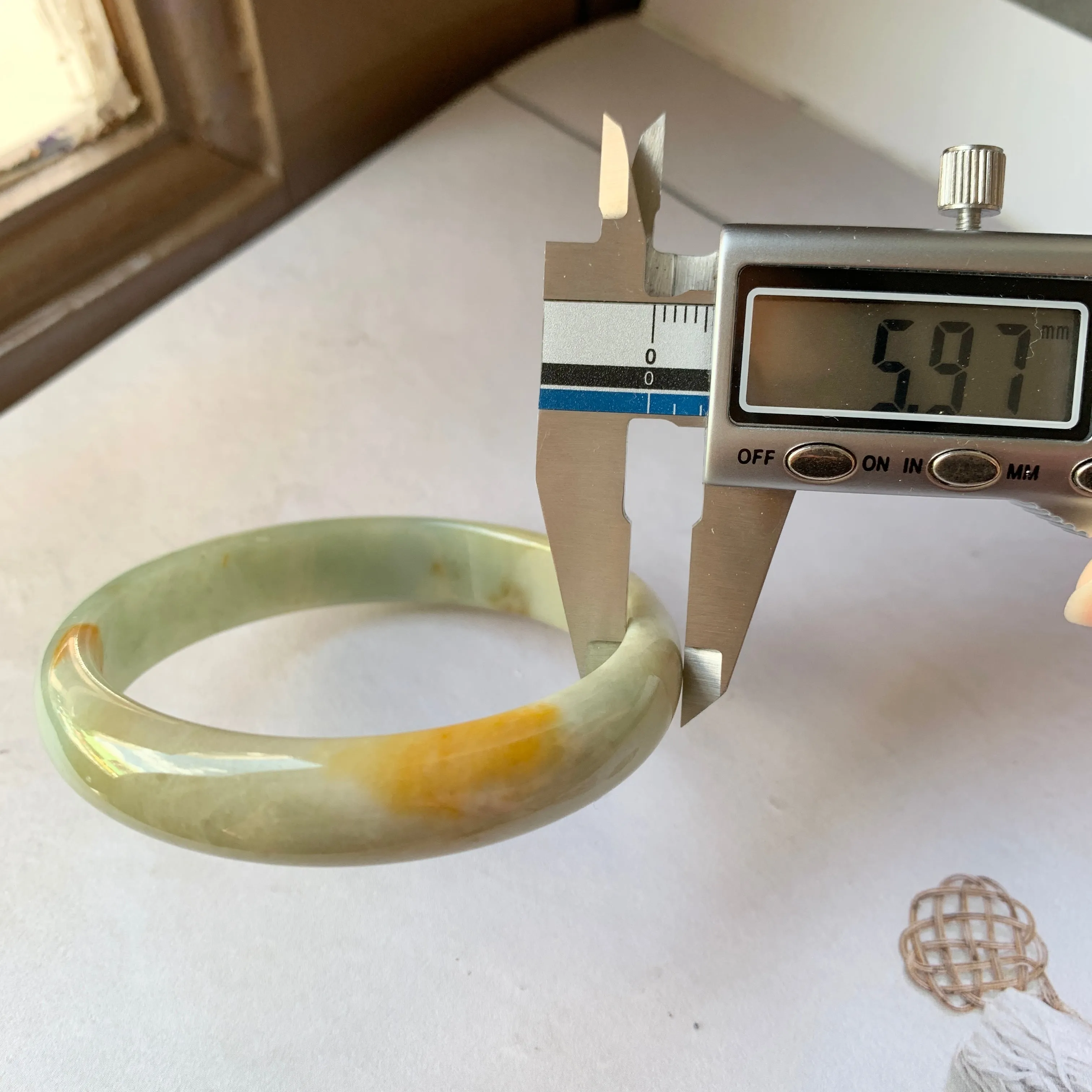 53mm A-Grade Natural Green and Yellow Jadeite Modern Round Bangle No.330037