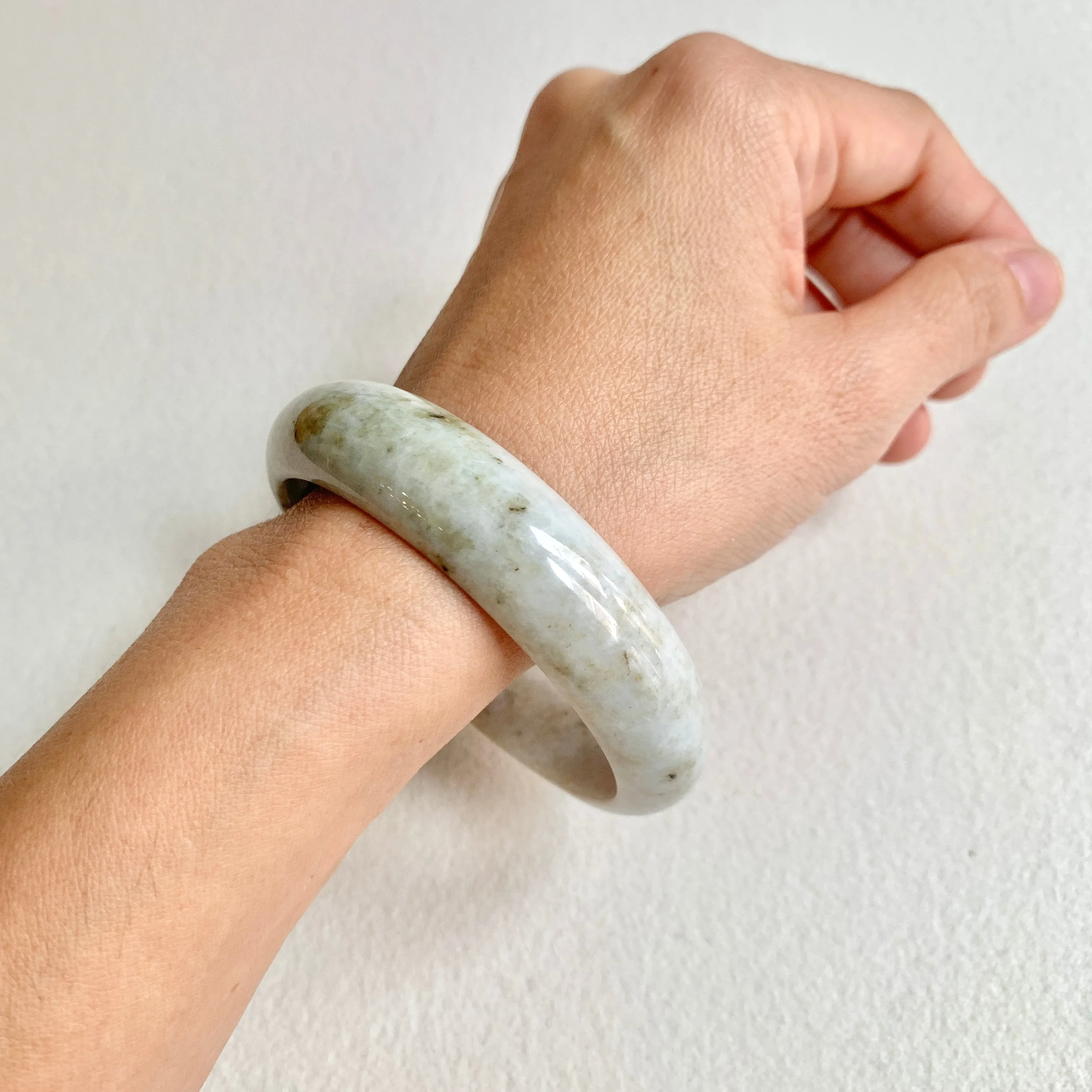 58.5mm A-Grade Natural Yellowish Green Modern Round Bangle No. 600170