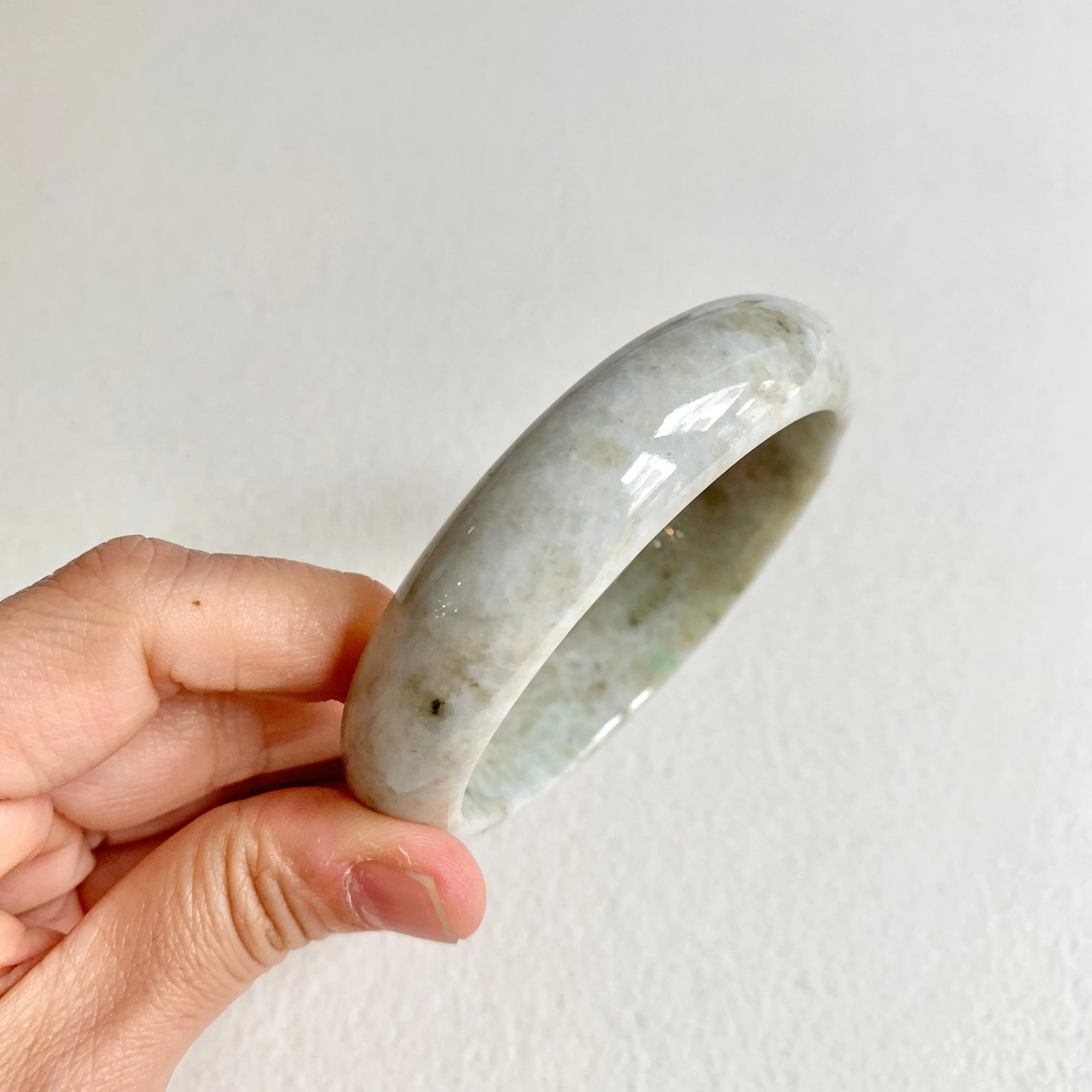 58.5mm A-Grade Natural Yellowish Green Modern Round Bangle No. 600170