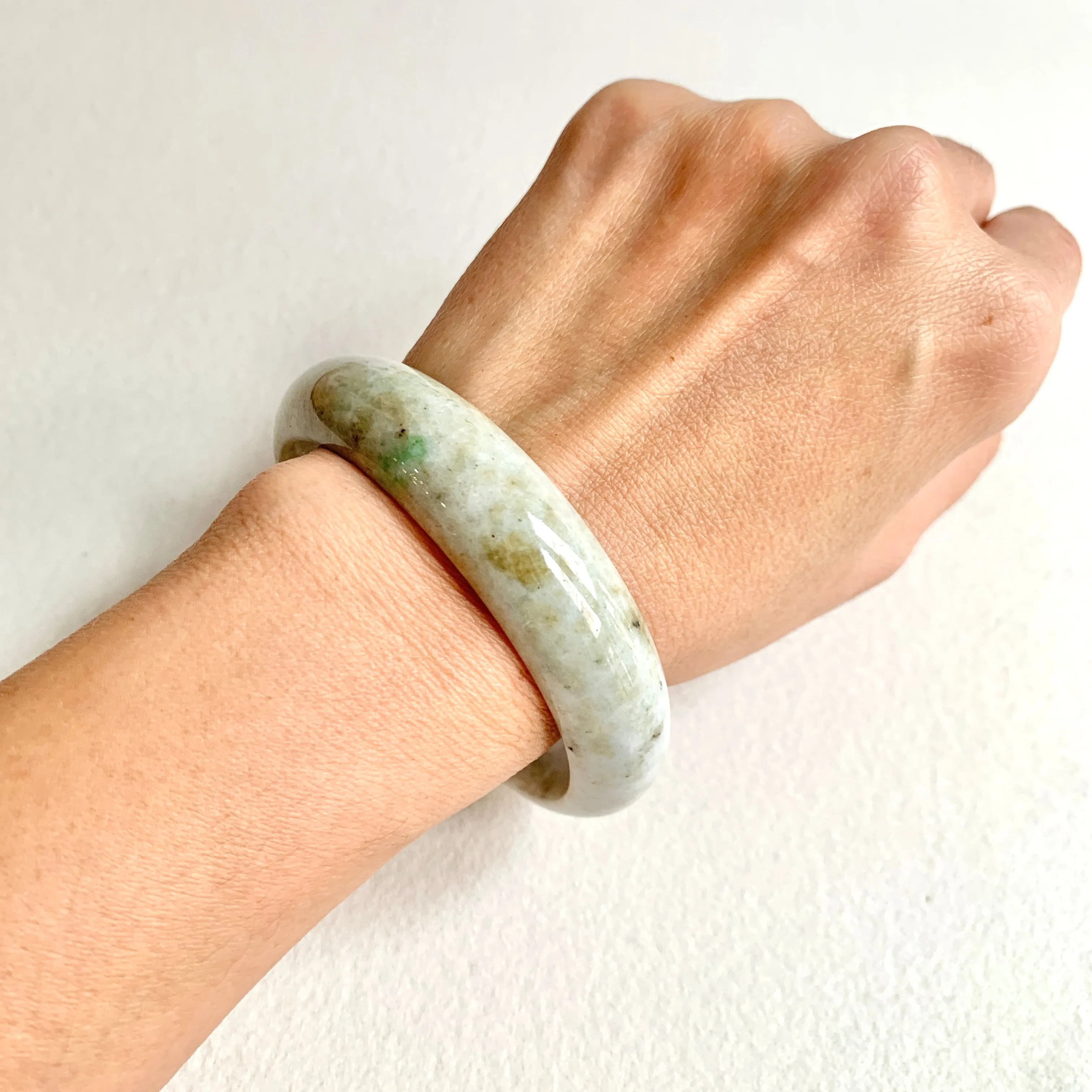 58.5mm A-Grade Natural Yellowish Green Modern Round Bangle No. 600170