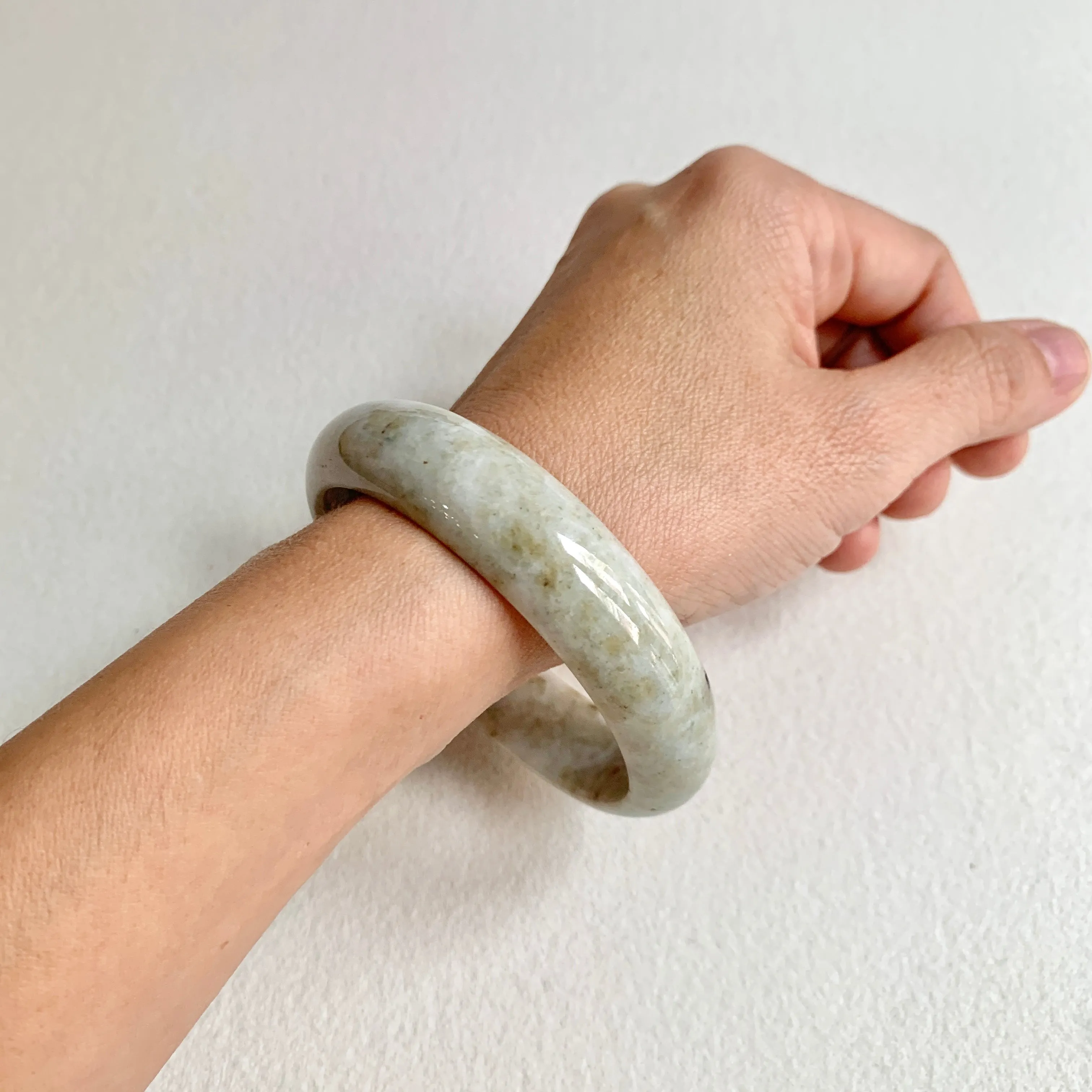 58.5mm A-Grade Natural Yellowish Green Modern Round Bangle No. 600170