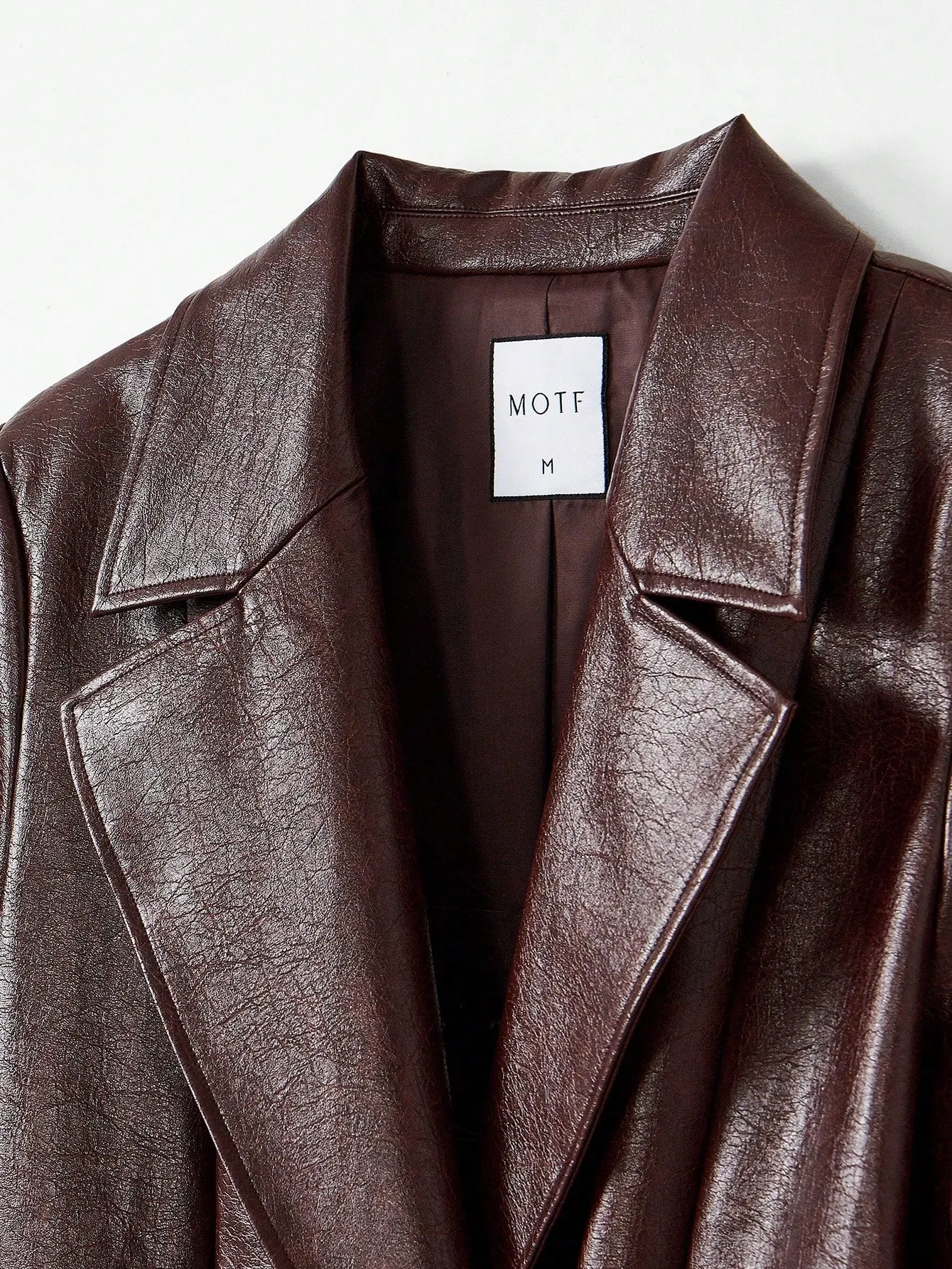 Abrigo trench de doble botonadura
