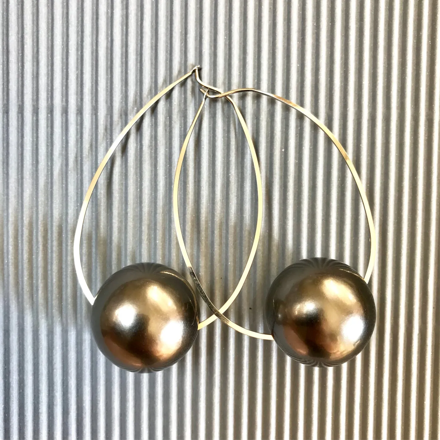 April dark gray ball earrings