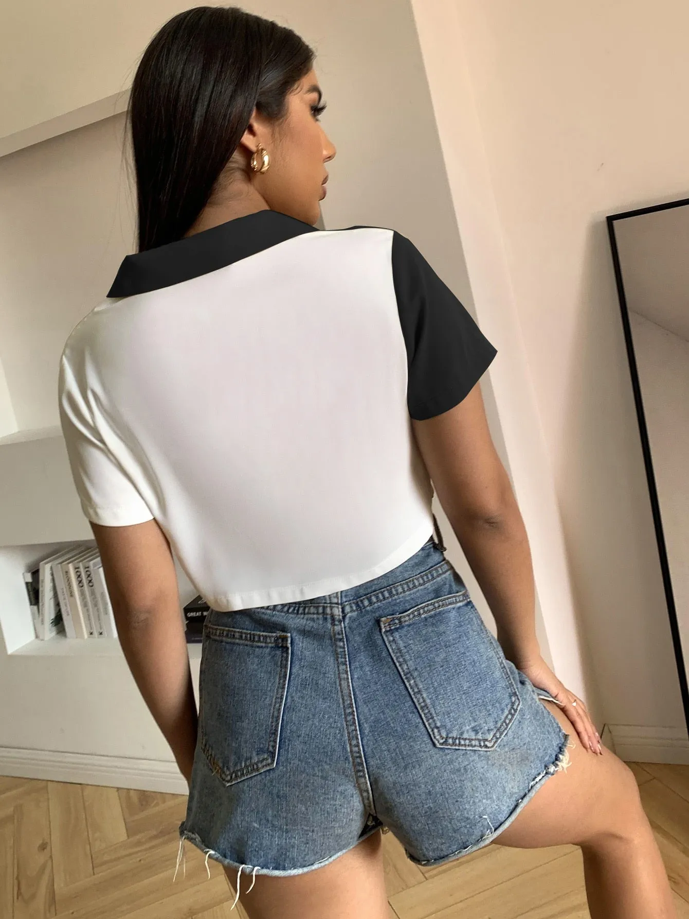 Blusa acortada con bloques de color y bolsillo