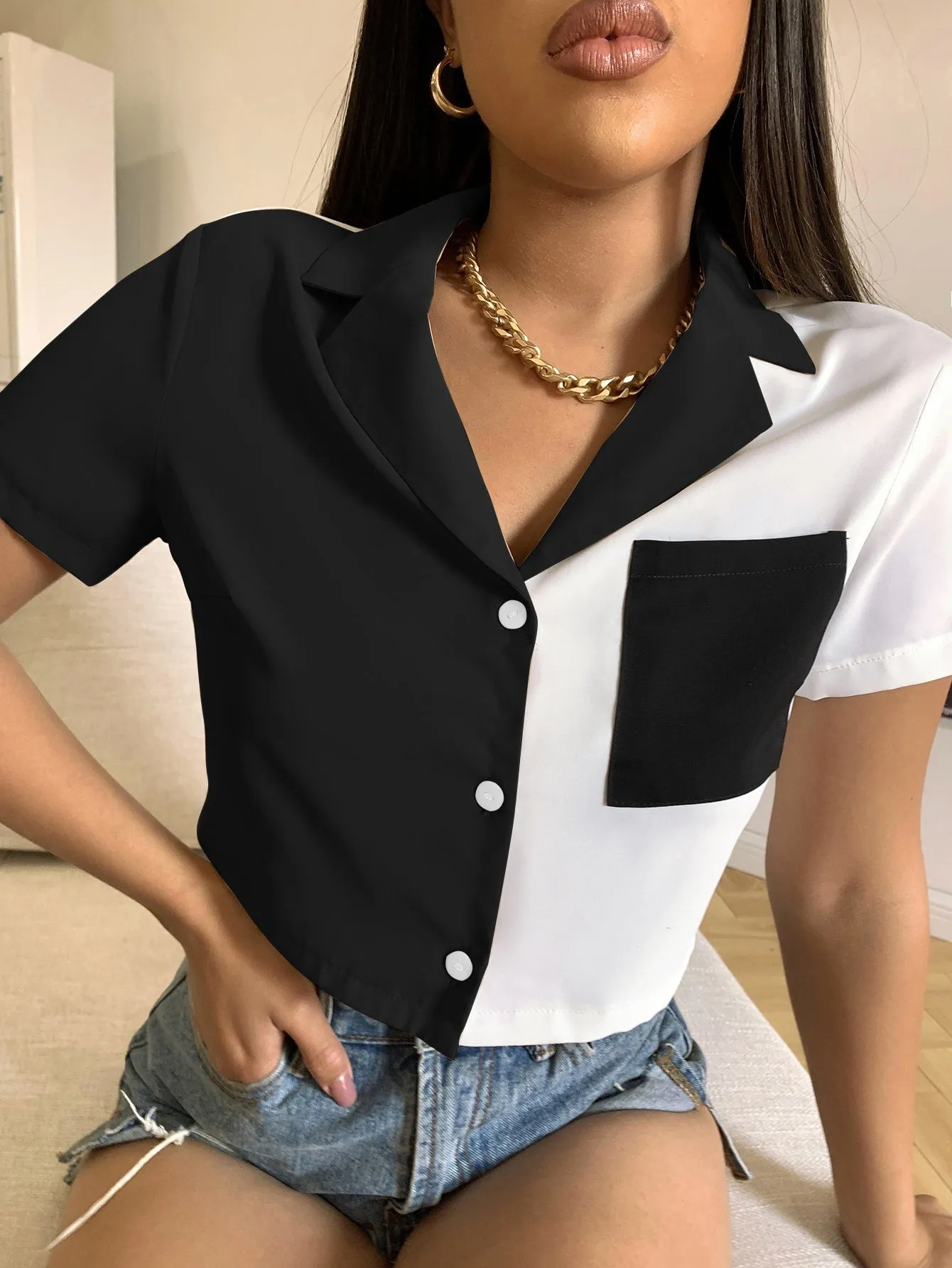 Blusa acortada con bloques de color y bolsillo