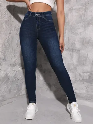 Cherry Vibes: Jeans ajustados de lavado oscuro en