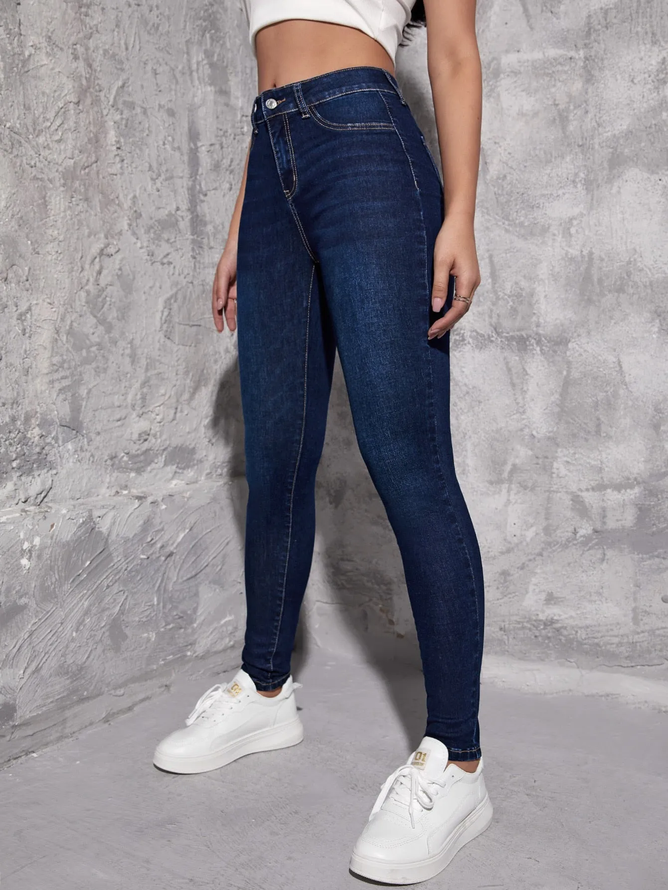 Cherry Vibes: Jeans ajustados de lavado oscuro en