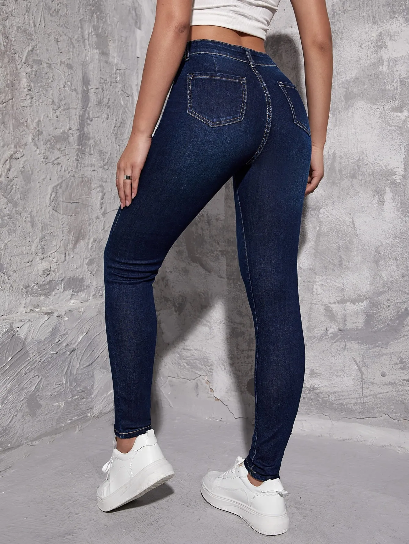 Cherry Vibes: Jeans ajustados de lavado oscuro en