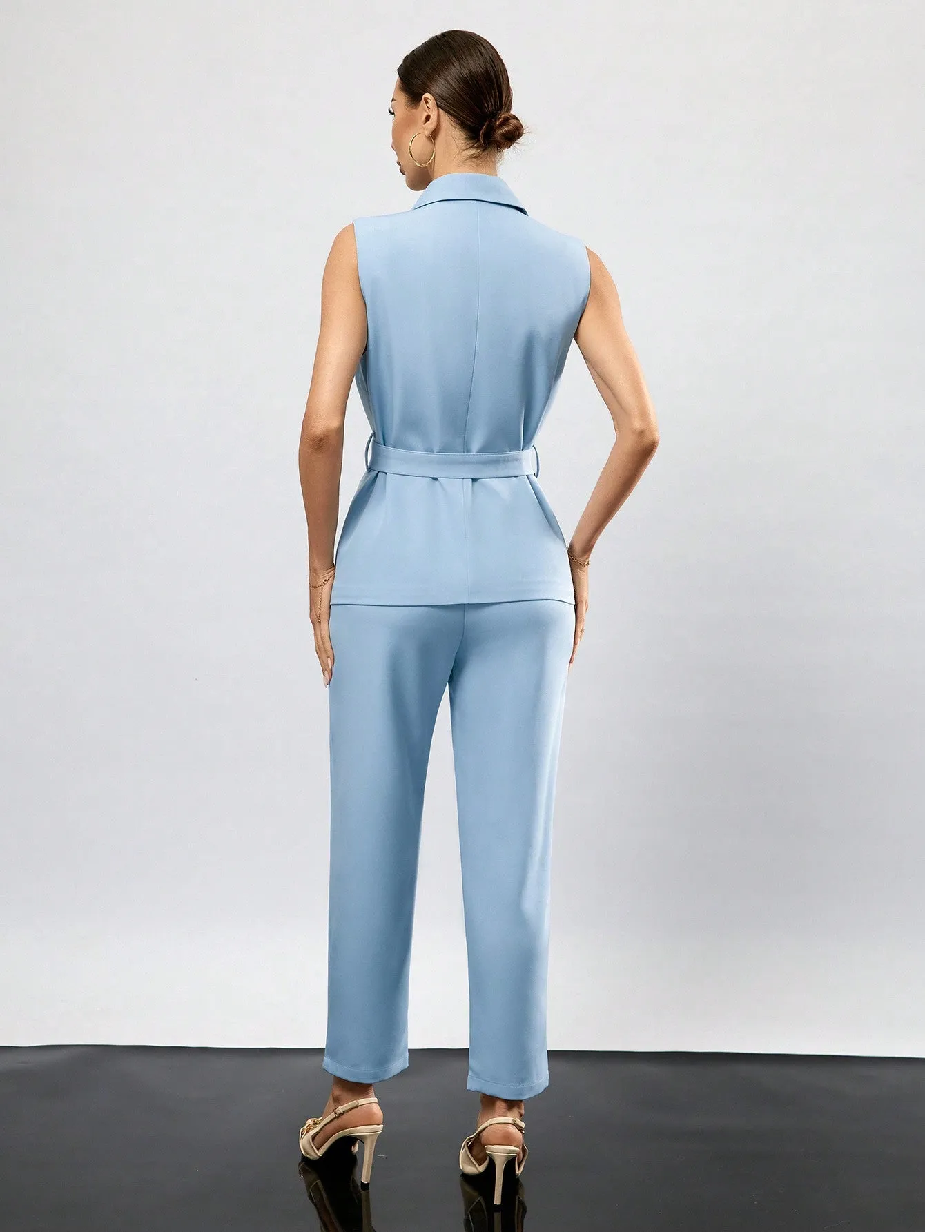 Conjunto de chaleco y traje sin mangas para dama