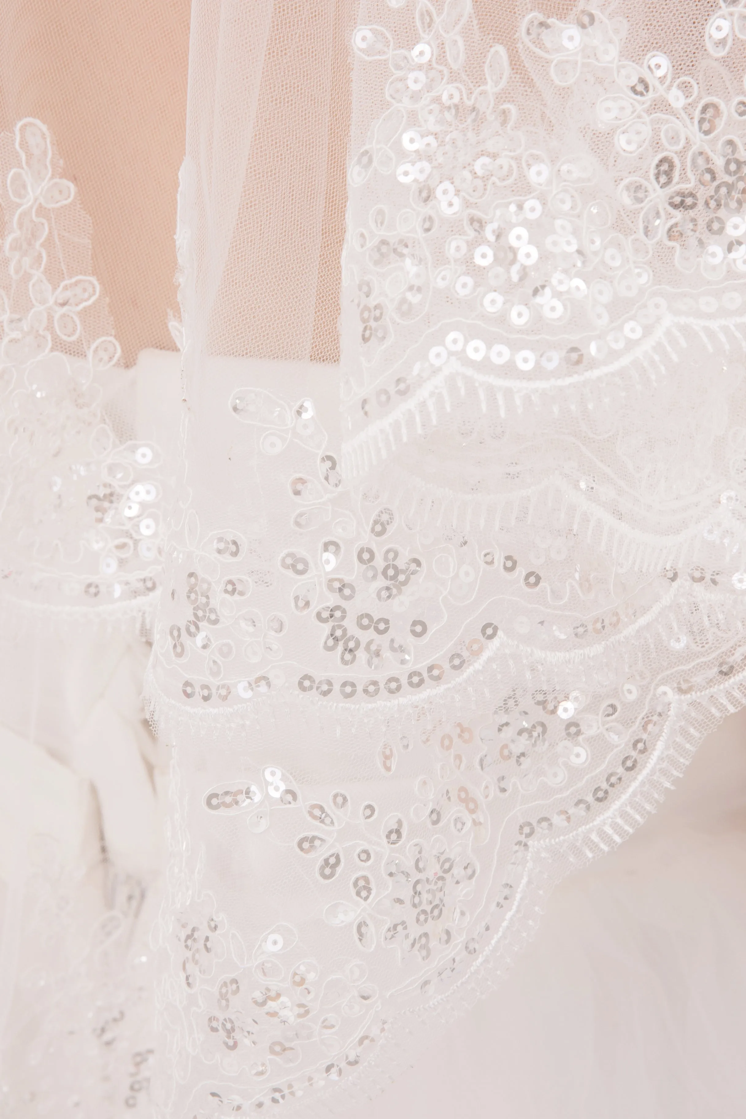 Cora Elegant Short Lace Wedding Veil
