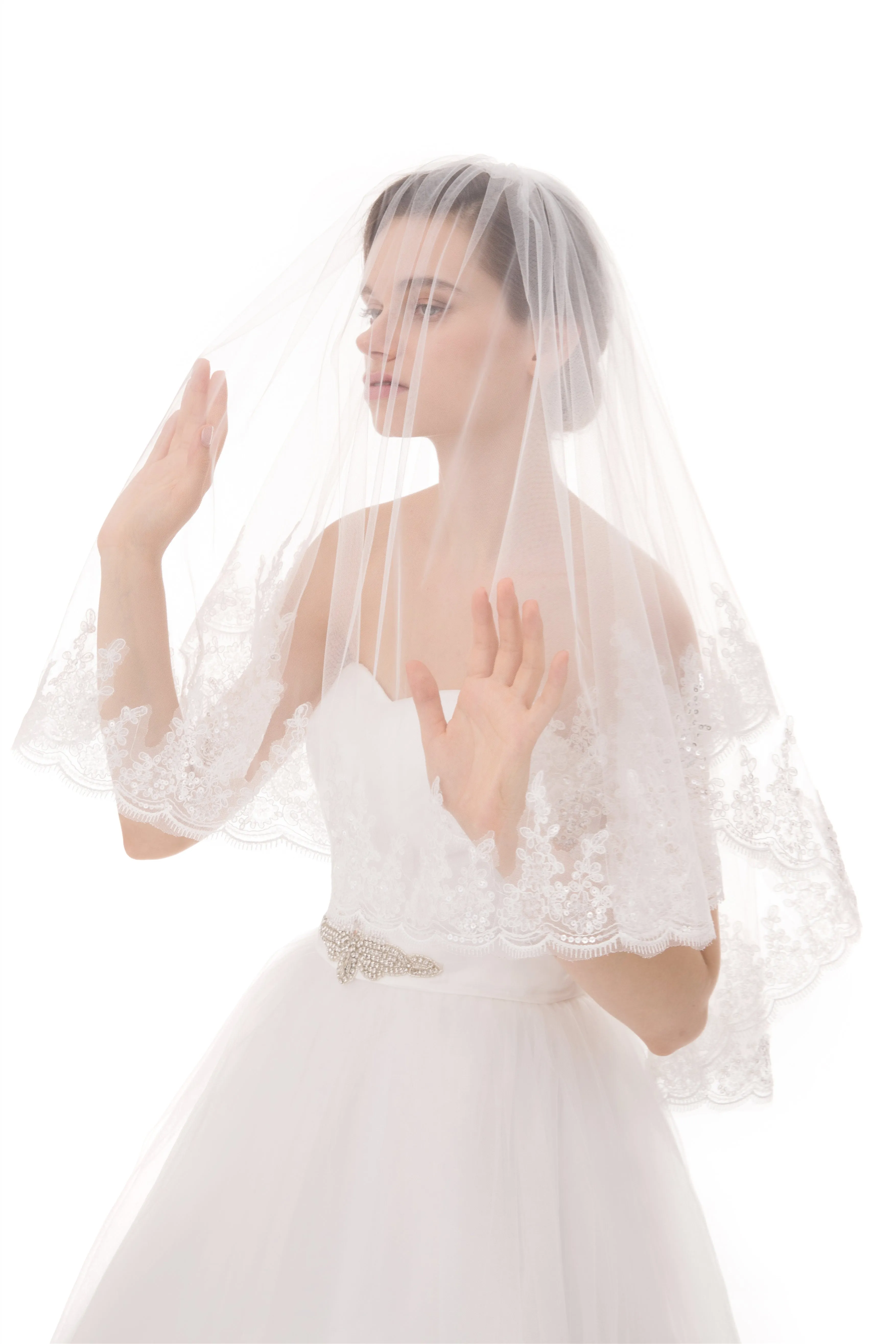 Cora Elegant Short Lace Wedding Veil
