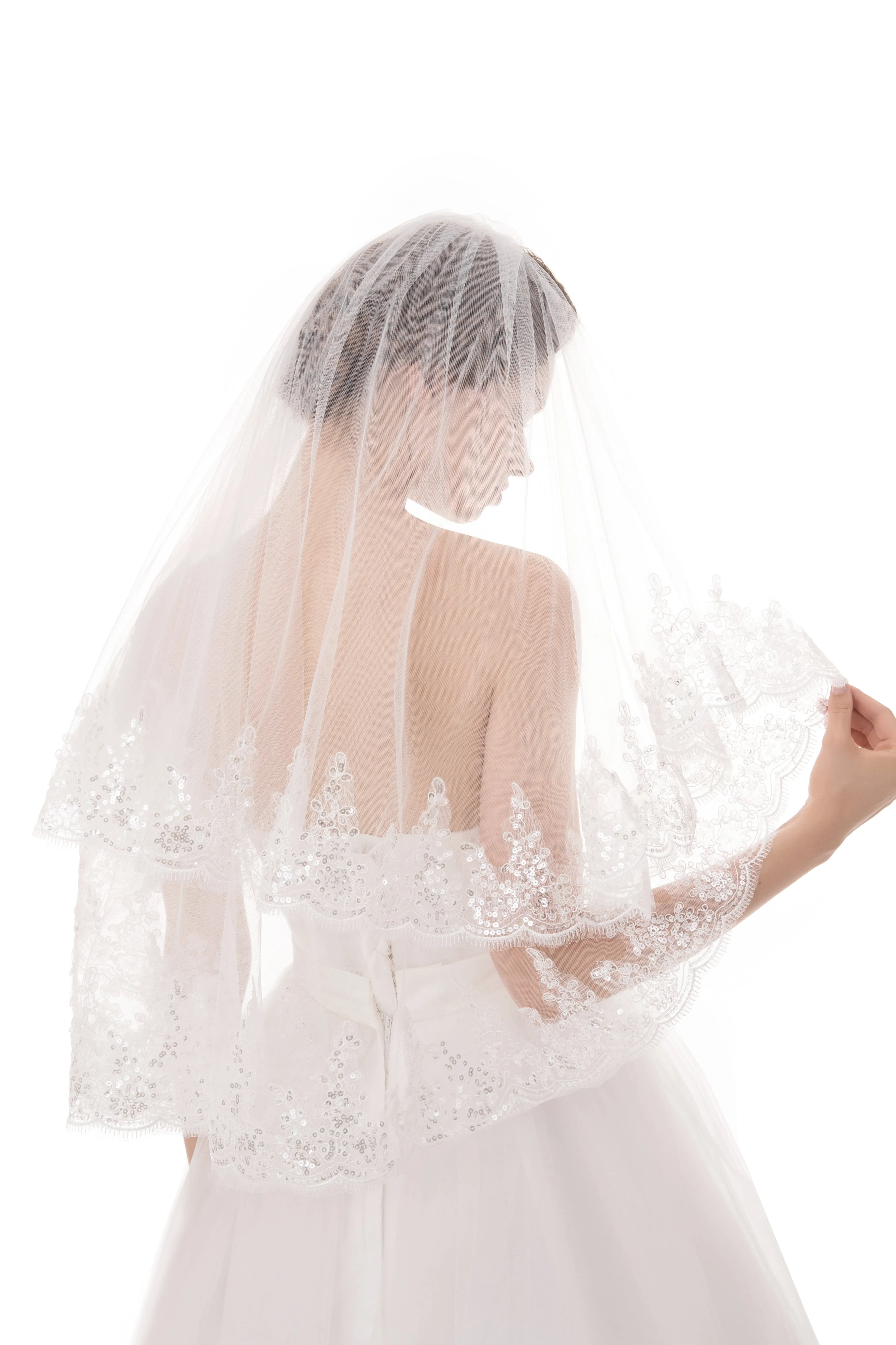 Cora Elegant Short Lace Wedding Veil