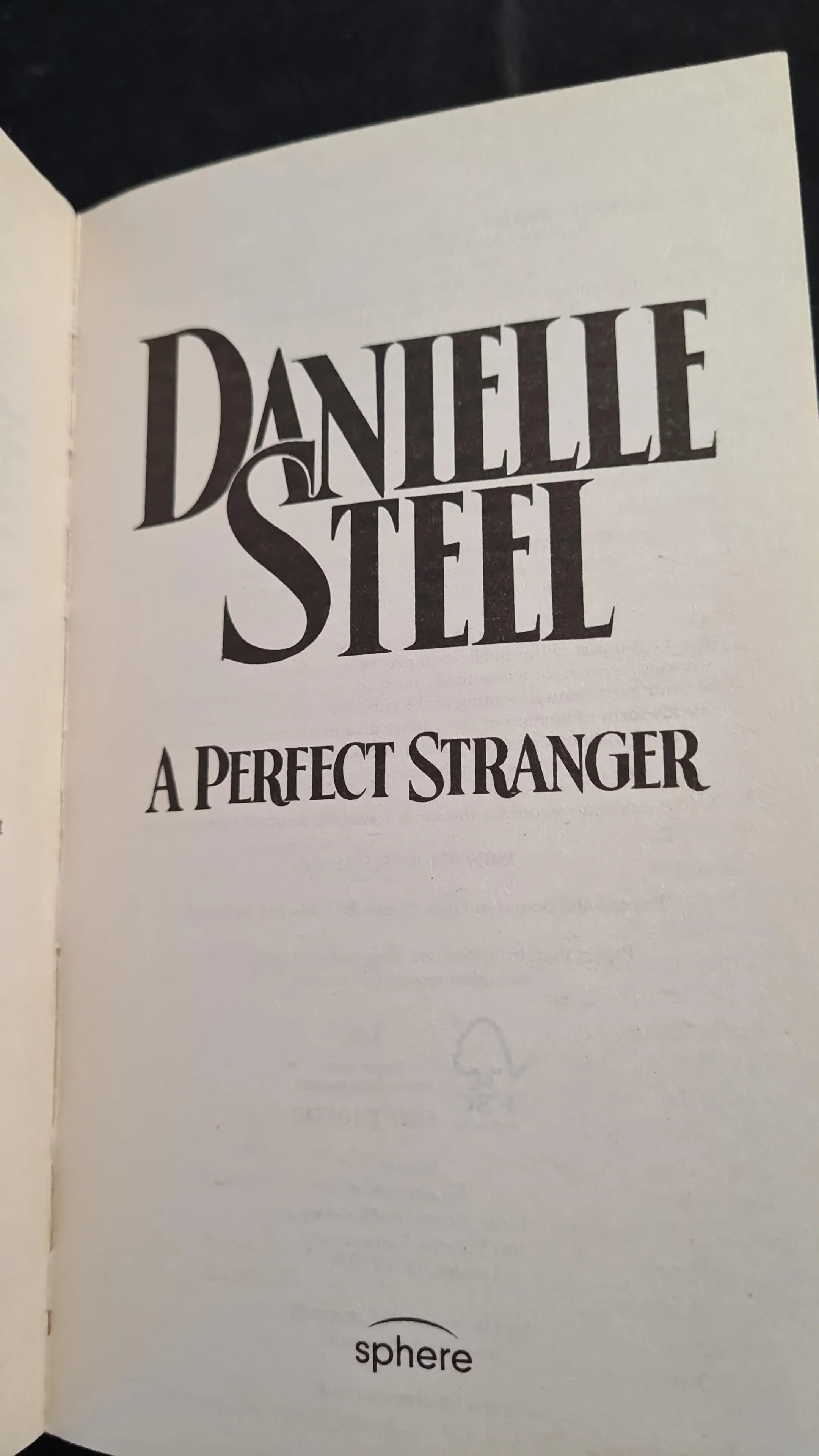 Danielle Steel - A Perfect Stranger, Sphere Books, 2012, Paperbacks