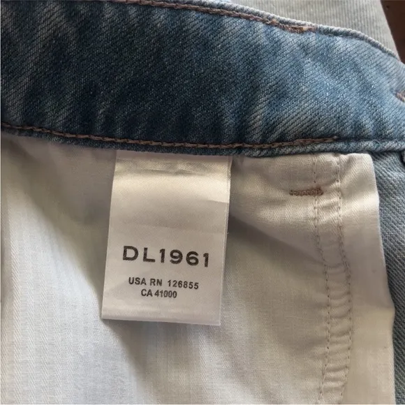 DL1961 Clara Frayed Hem Mid Rise Slim Light Wash Bermuda Short Kingsland 26
