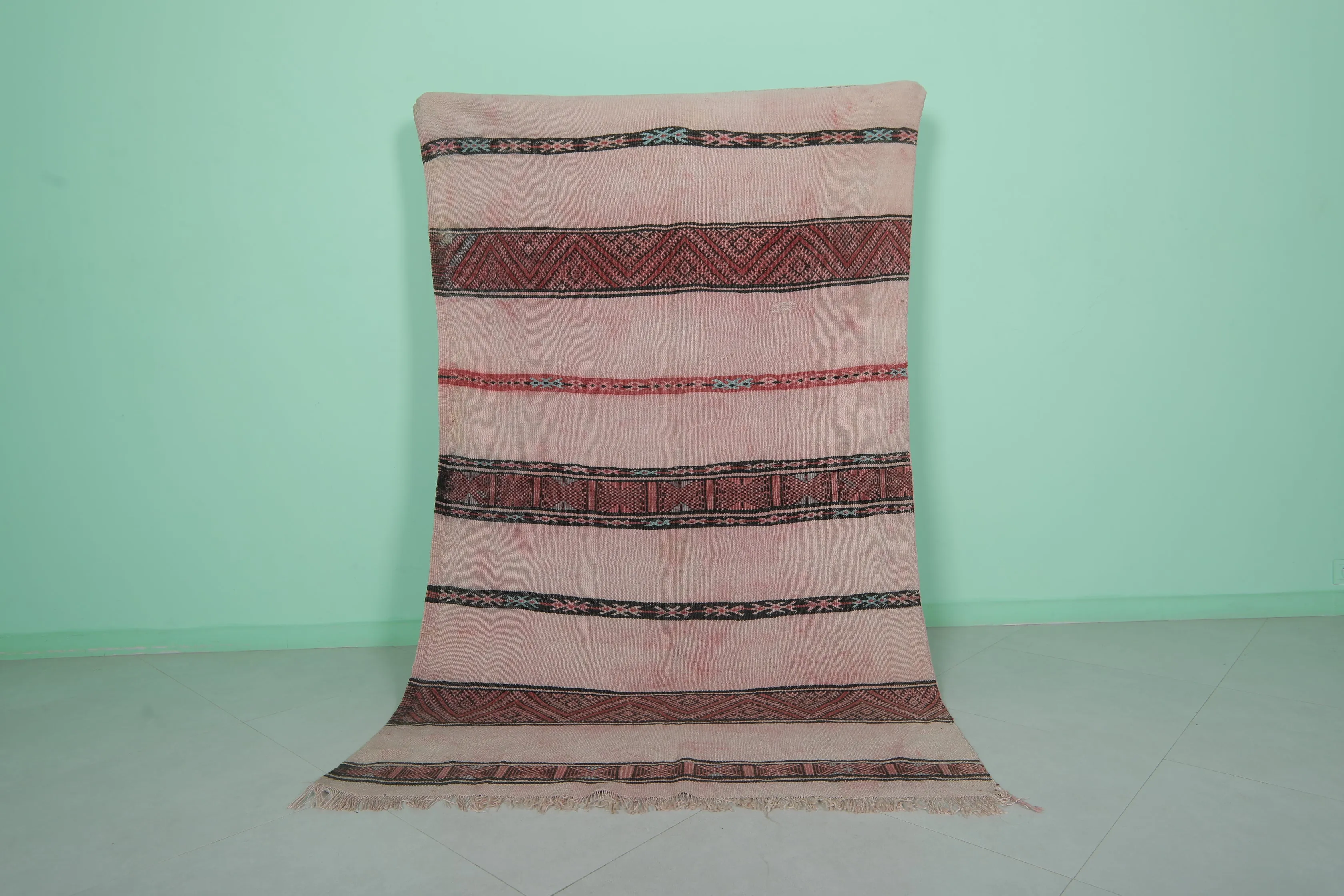 Elegant Moroccan Handwoven Rug - 4.5 FT X 7.7 FT