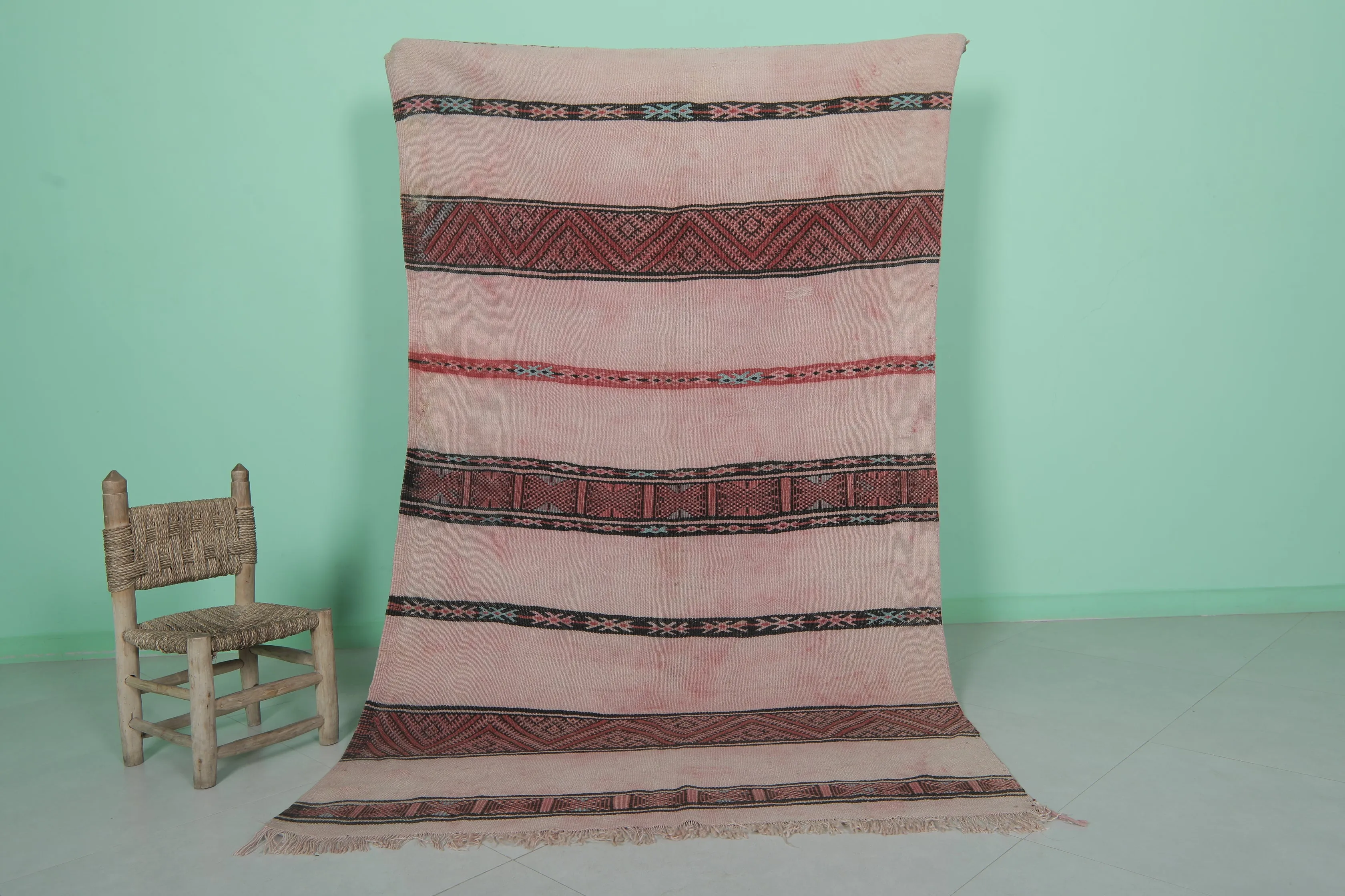 Elegant Moroccan Handwoven Rug - 4.5 FT X 7.7 FT
