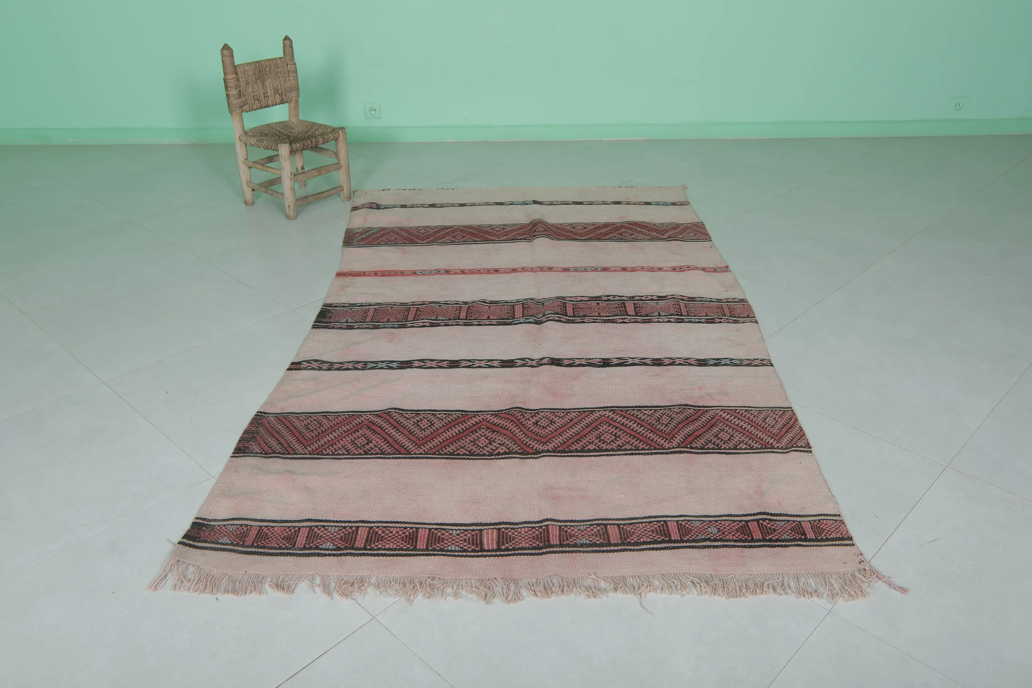 Elegant Moroccan Handwoven Rug - 4.5 FT X 7.7 FT