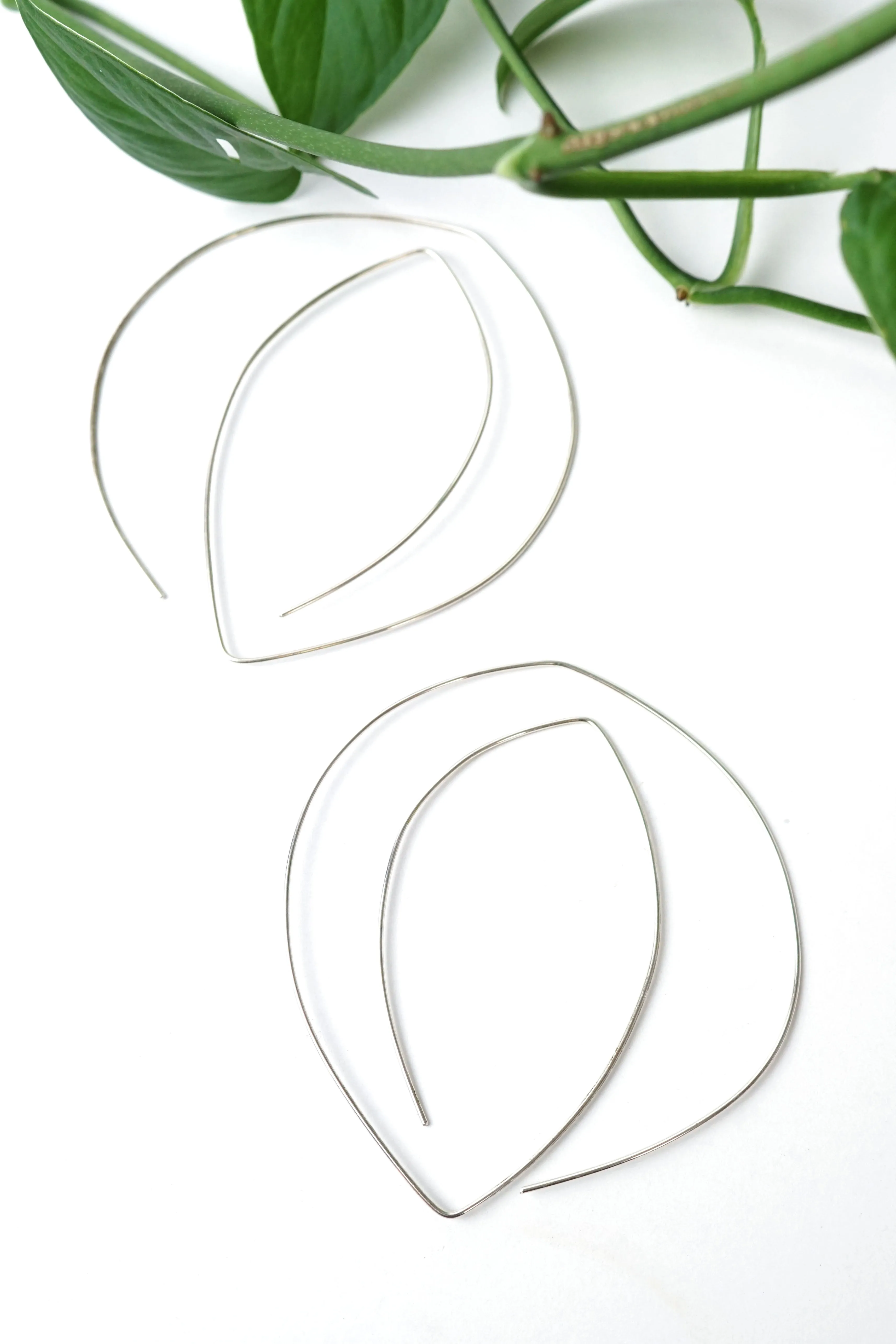Grand Tete Threader Hoop Earrings in silver or gold-filled