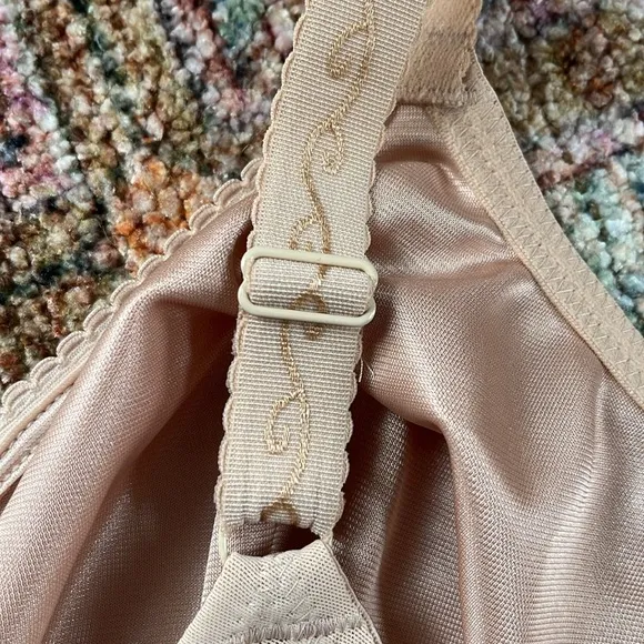 New! WACOAL Simple Shaping Minimizer Nude Beige size 42DD