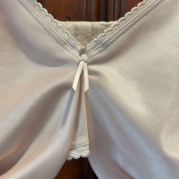 New! WACOAL Simple Shaping Minimizer Nude Beige size 42DD