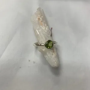 Simple Faceted circle Peridot Ring 7
