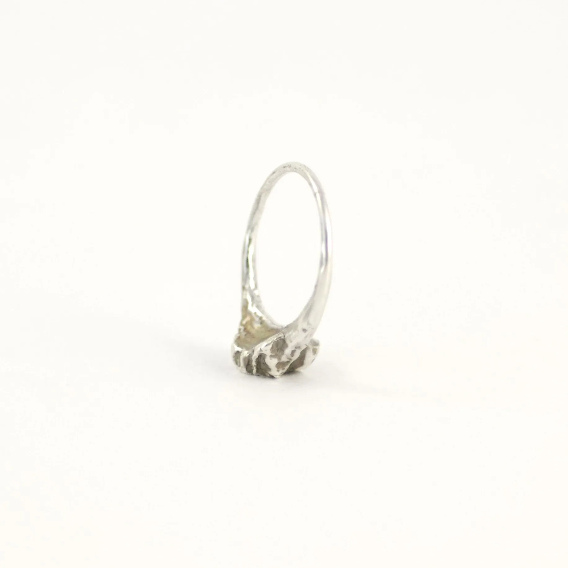 TIMELESS SOLITAIRE BARNACLE SILVER RING