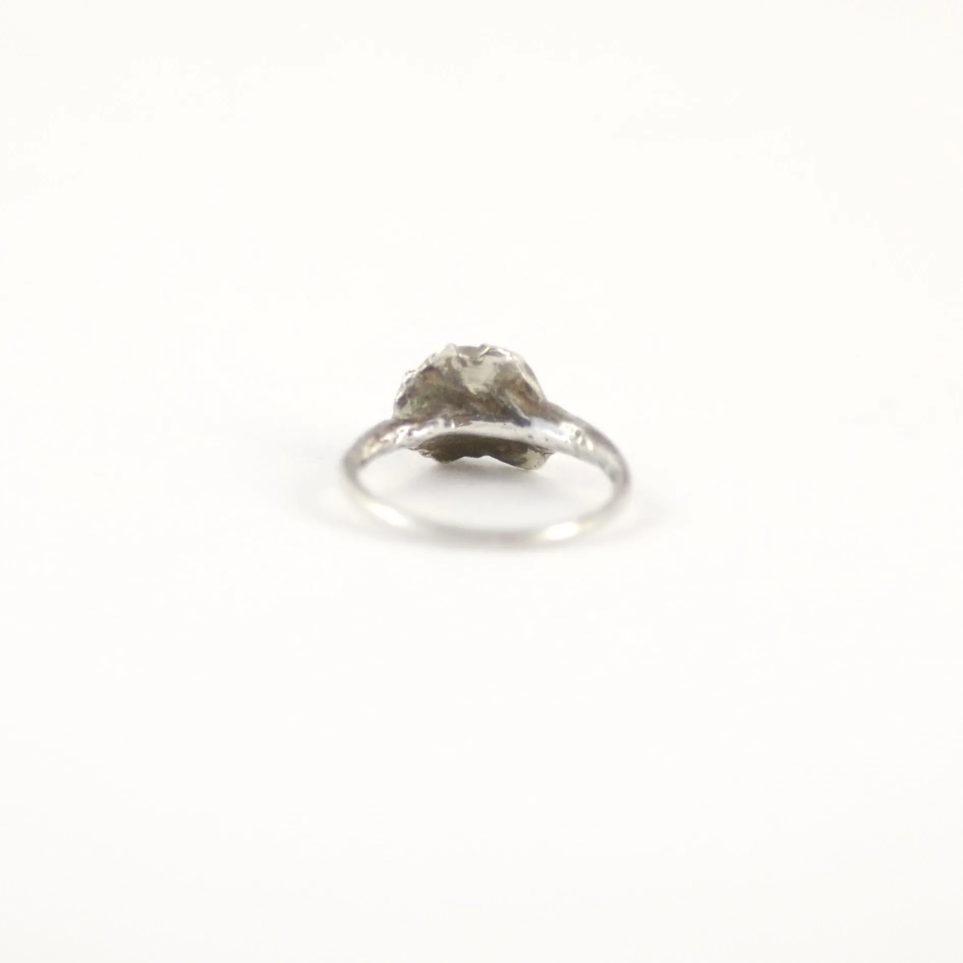 TIMELESS SOLITAIRE BARNACLE SILVER RING