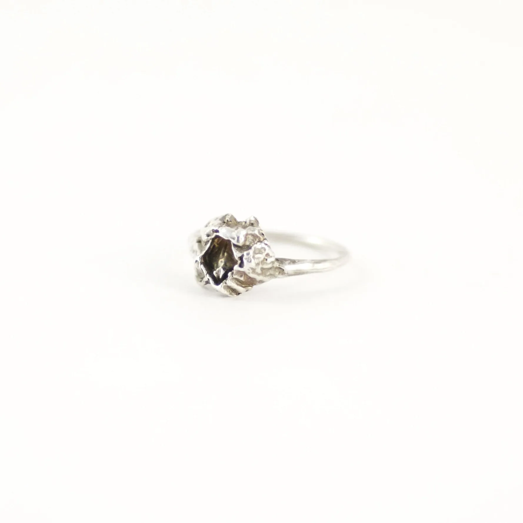 TIMELESS SOLITAIRE BARNACLE SILVER RING