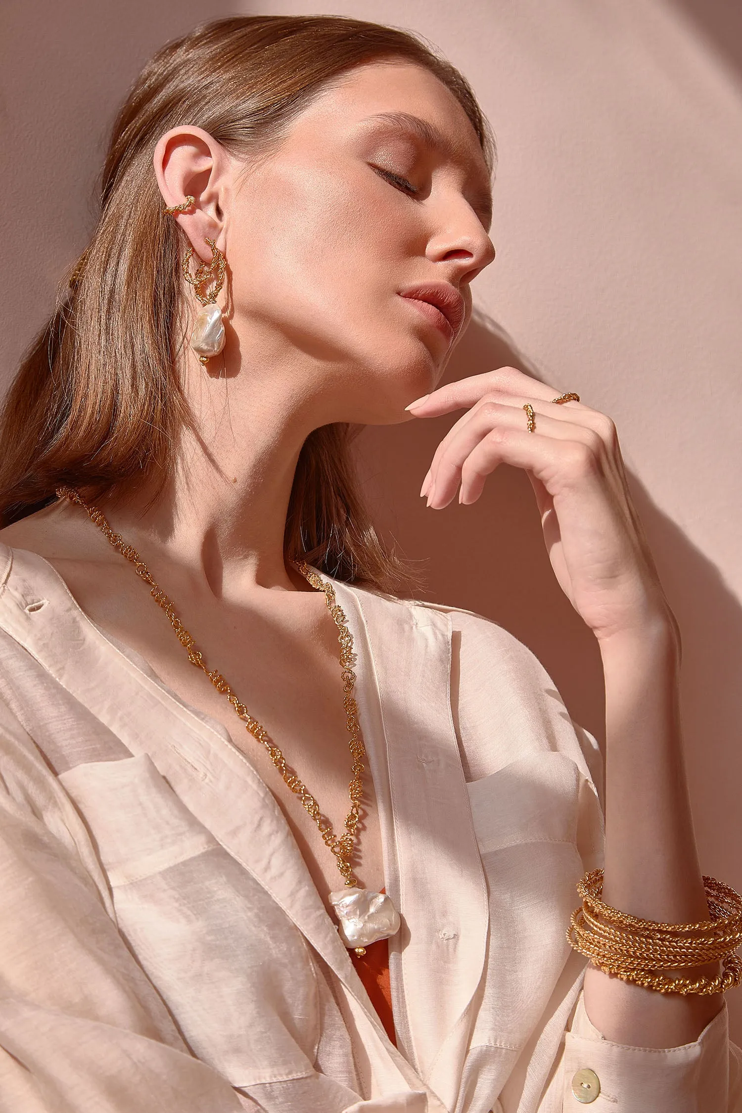 TWISTED WIRE EAR-SET WITH PEARL